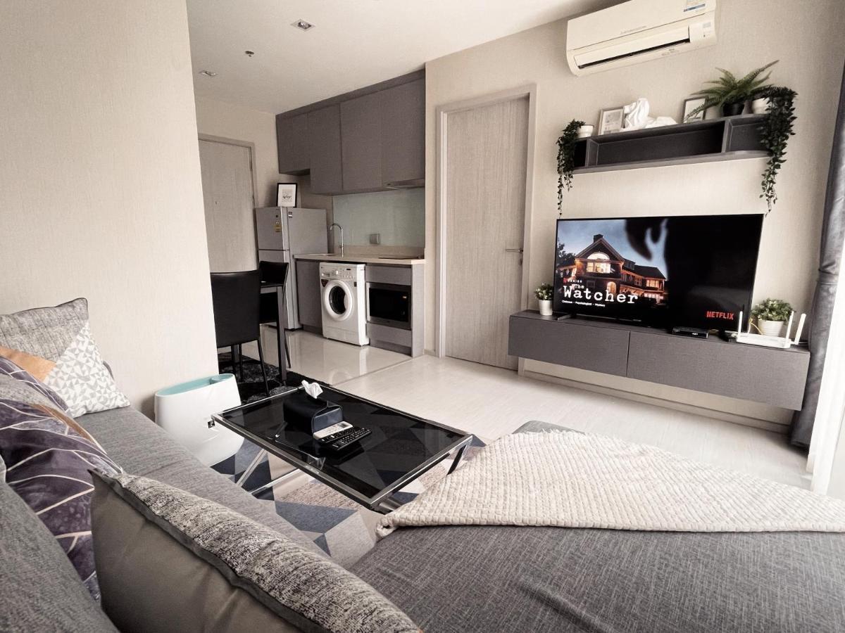 Luxurious Downtown W/train Access Apartment