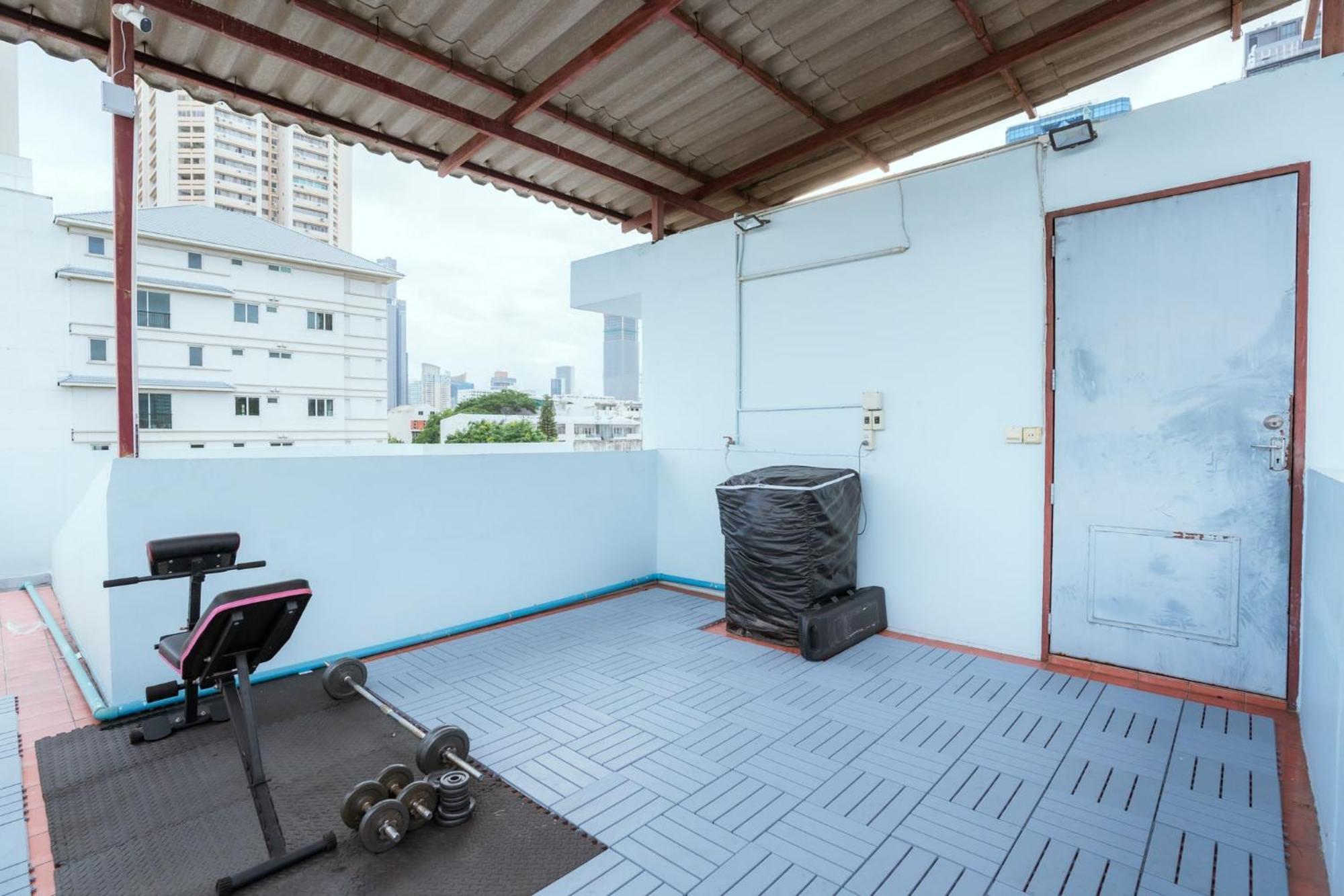 Asrama 420 - Ekkamai Buds & Beds Bangkok