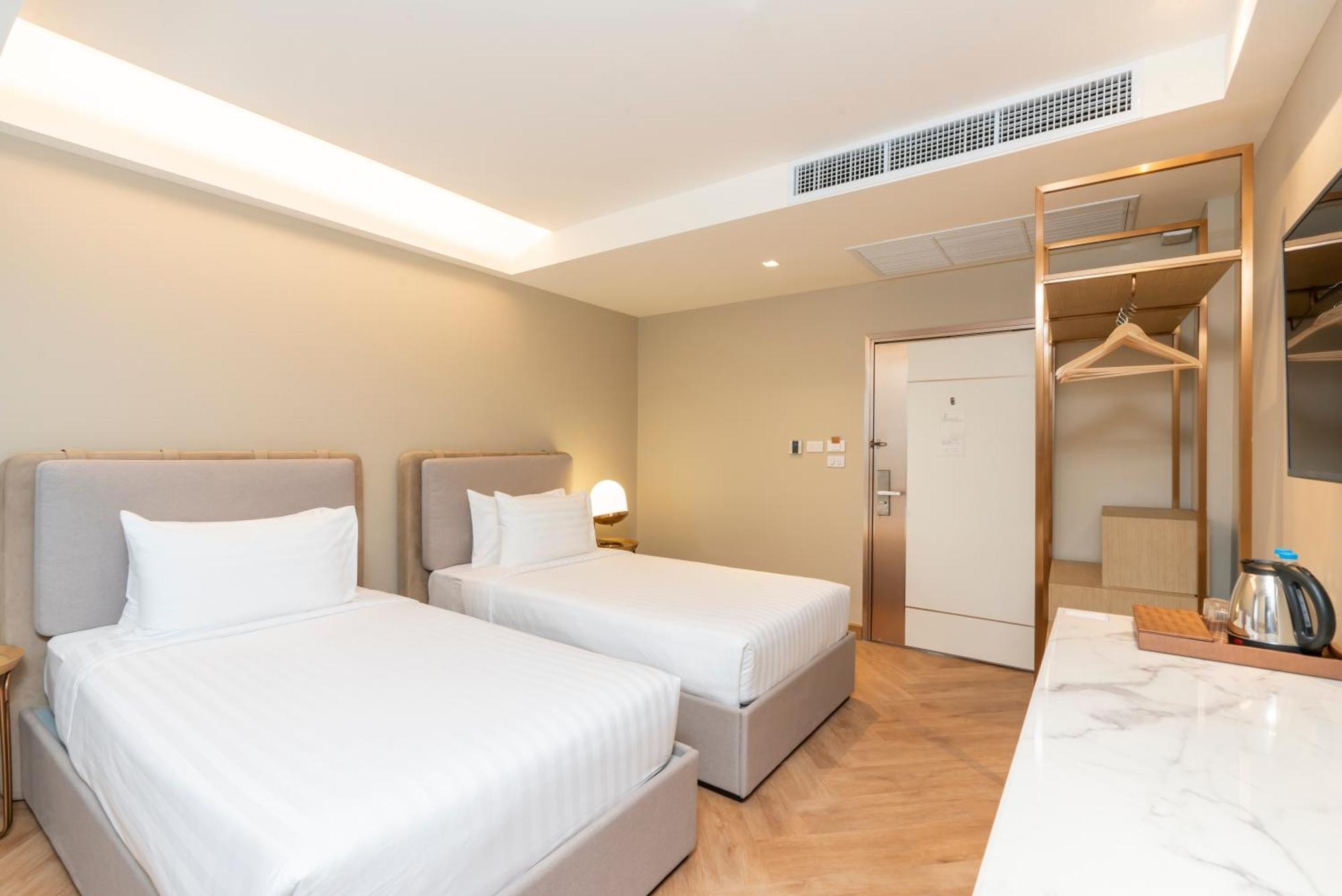 Away Riverside Kene Hotell 4*
