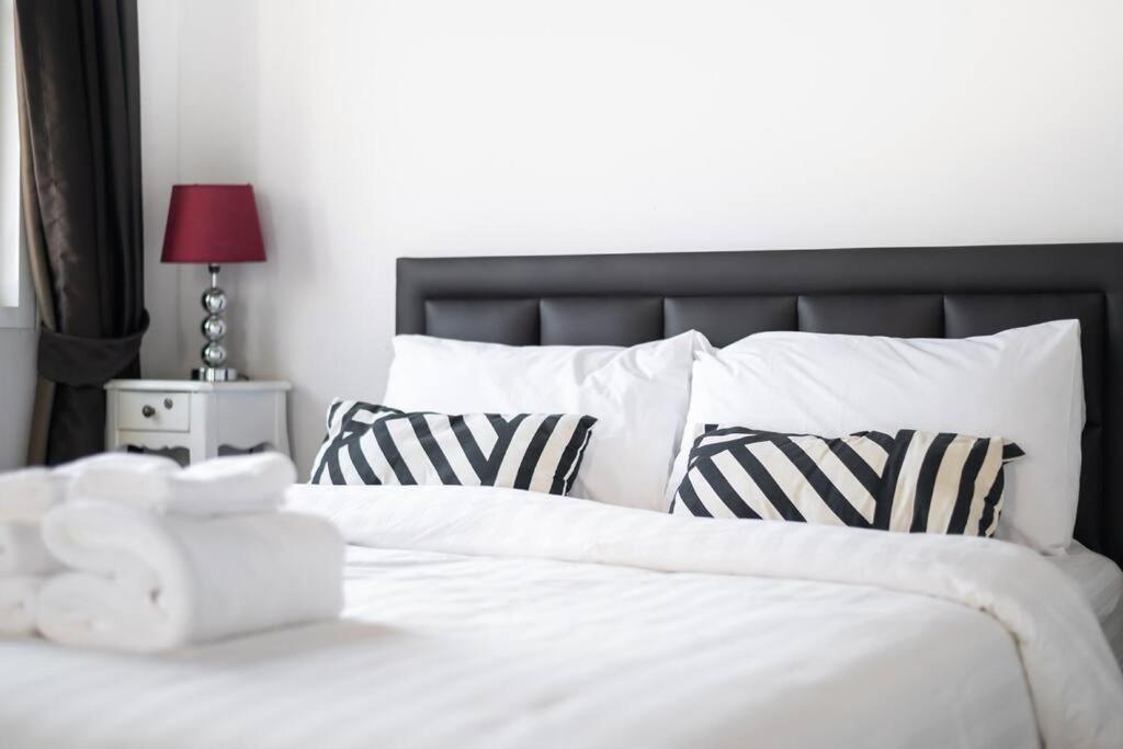 Villa Miq_home901/asok Bts/resort Pool/12pax/1000mbwifi Bangkok
