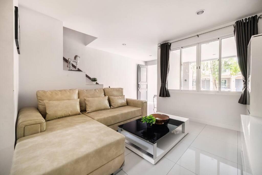 Villa Miq_home901/asok Bts/resort Pool/12pax/1000mbwifi Bangkok