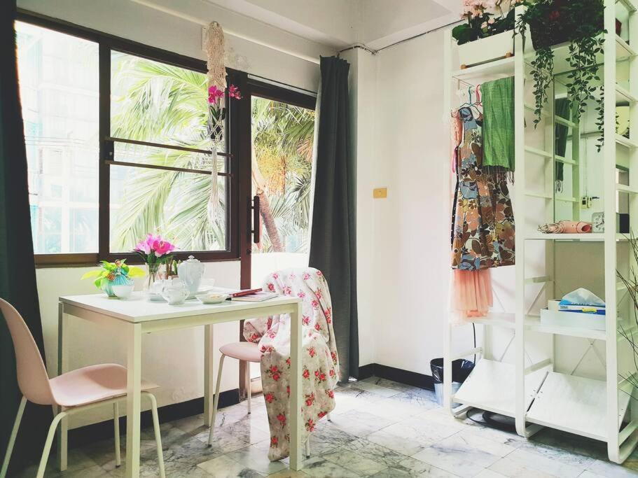 Single Beds, Private Bath & Balcony, Shared Kitchen With Local Family By Pillows & Purrs Apartemen