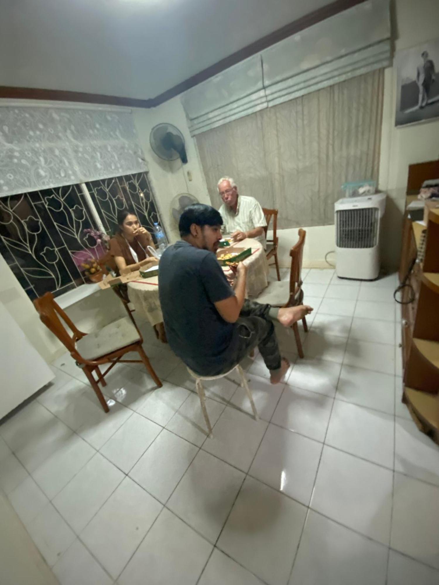 บ้านแบ่งห้องให้พัก บ้านยูกเฮม วิวทะเลสาบ รู้สึกเหมือนบ้านเพื่อน Hospedagem domiciliar Banguecoque