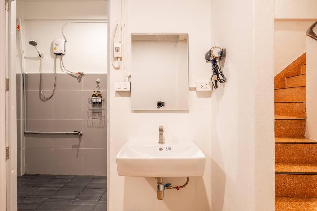 5-br With 6mins Walk To Mrt Rama 9 *