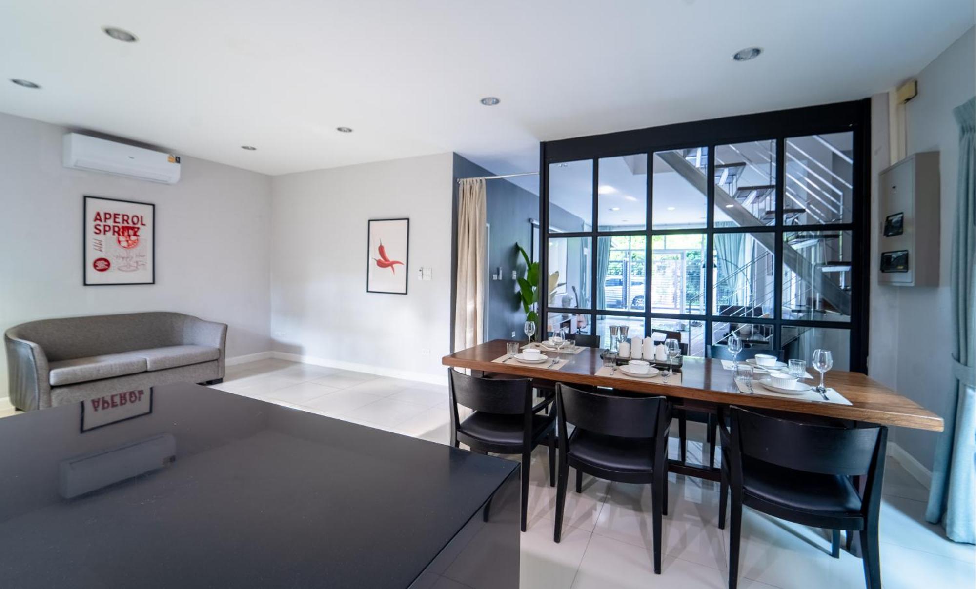 5 Star Spacious & Bright 4br House With Cinema Holiday home *