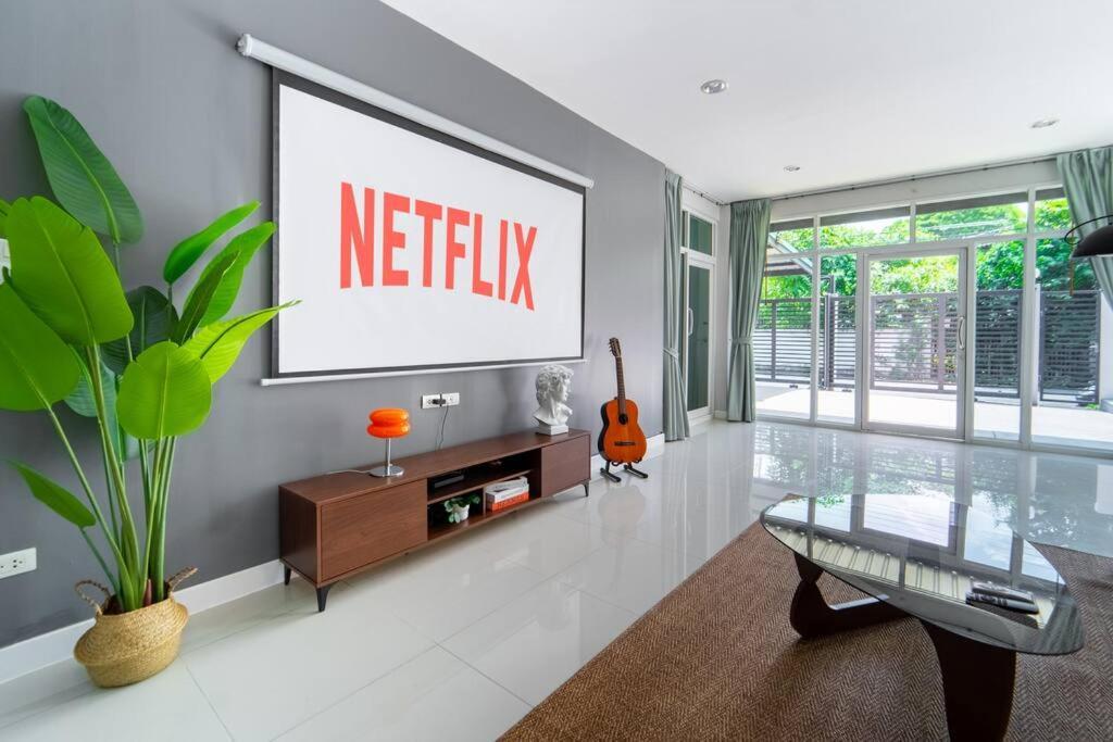5 Star Spacious & Bright 4br House With Cinema Holiday home *
