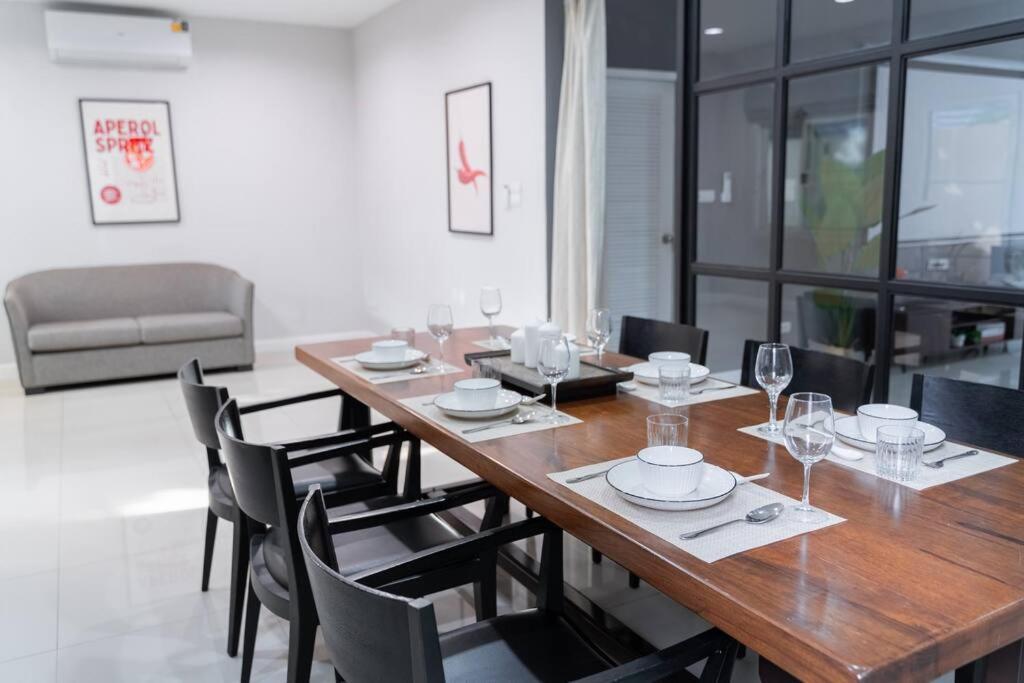5 Star Spacious & Bright 4br House With Cinema Holiday home