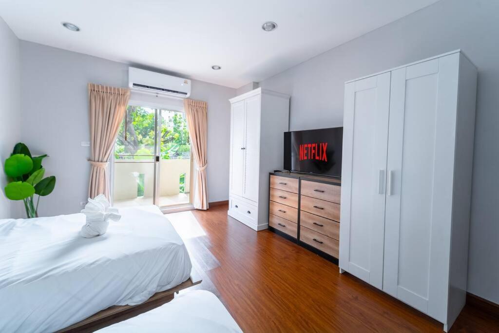 5 Star Spacious & Bright 4br House With Cinema Holiday home Bangkok