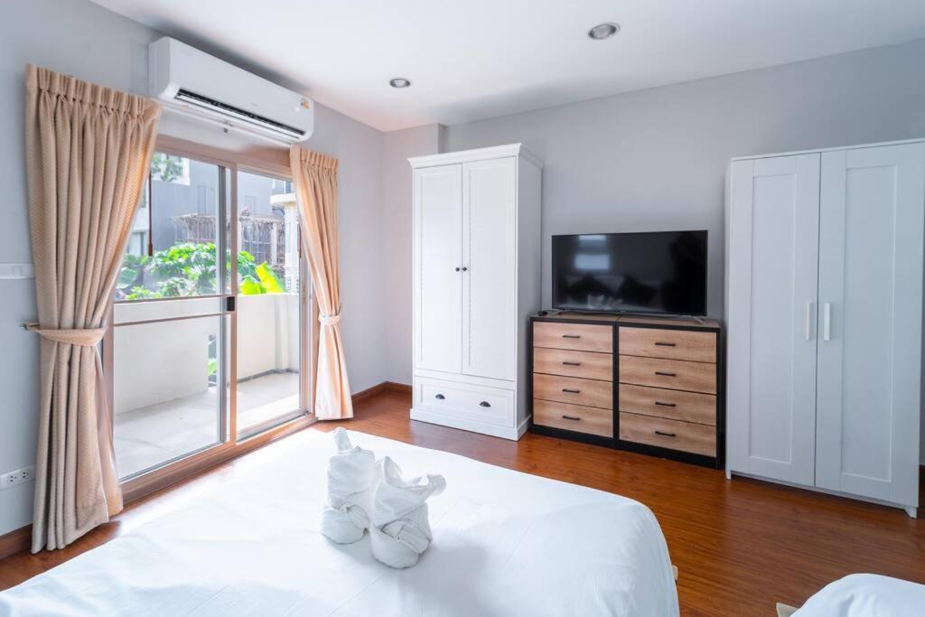 5 Star Spacious & Bright 4br House With Cinema Holiday home Bangkok