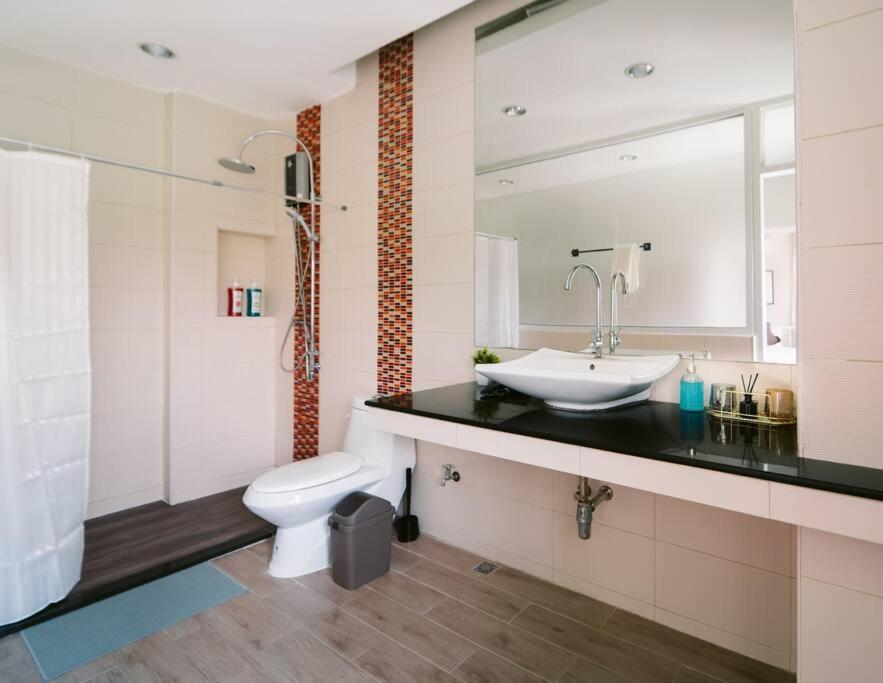 5 Star Spacious & Bright 4br House With Cinema