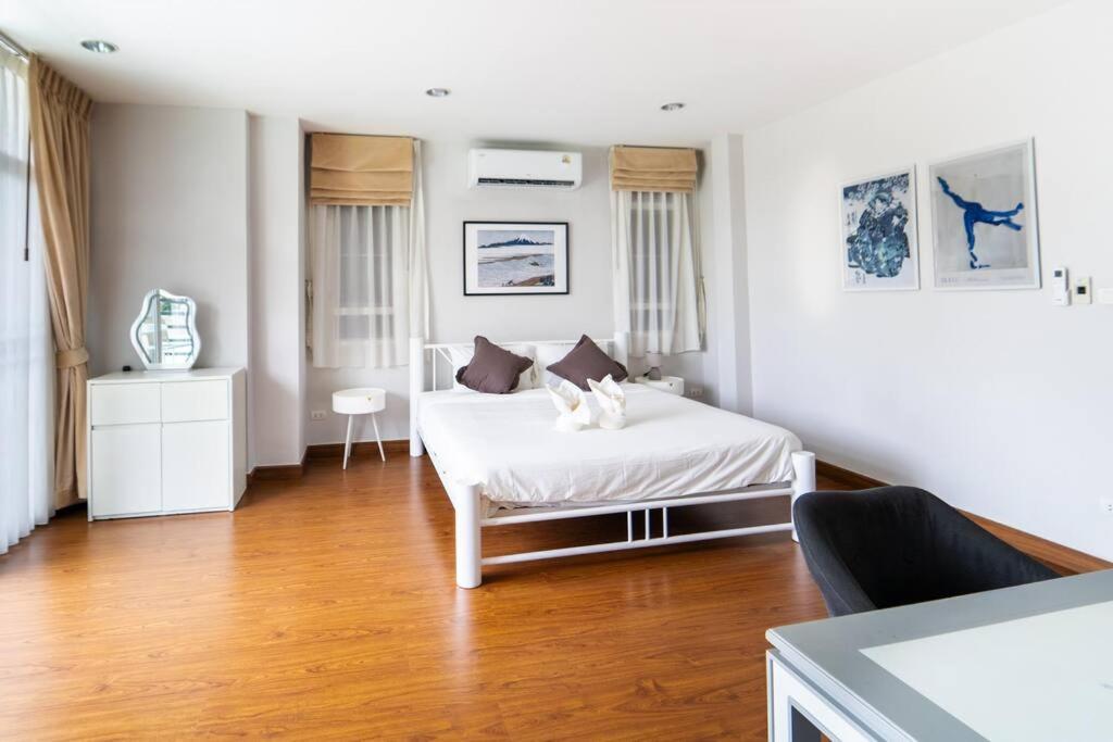 5 Star Spacious & Bright 4br House With Cinema Holiday home *