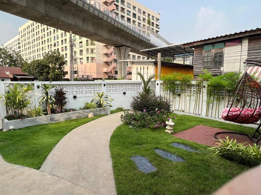 独立庭院 花园式的两卧两卫民宿 近mrt 2
