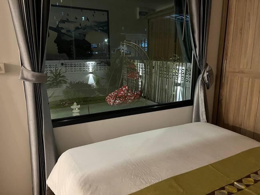 独立庭院 花园式的两卧两卫民宿 近mrt 2