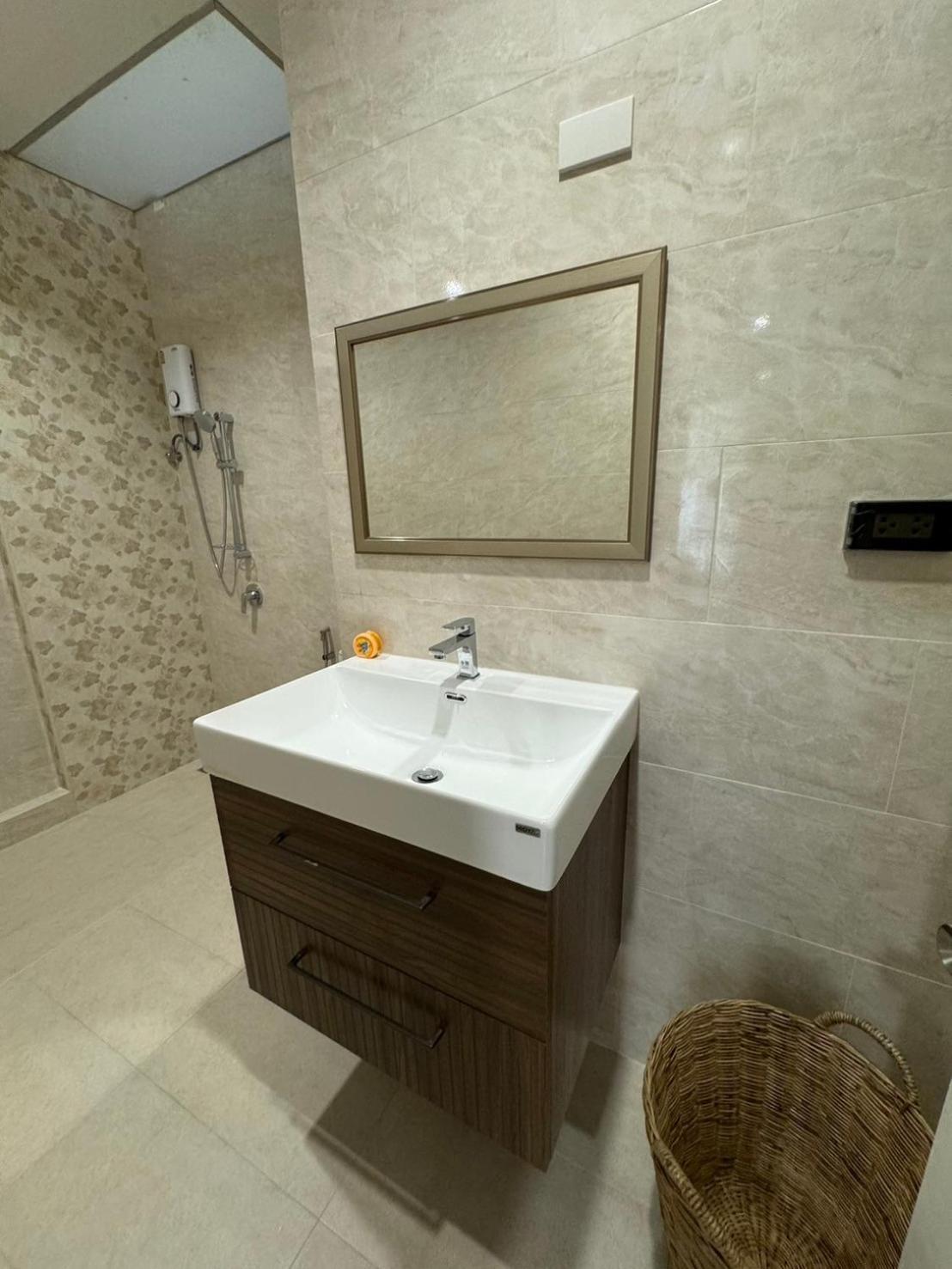 Hotel Em Sukhumvit - Near Terminal 21, Em District Malls, Bts And Mrt Lines 3*