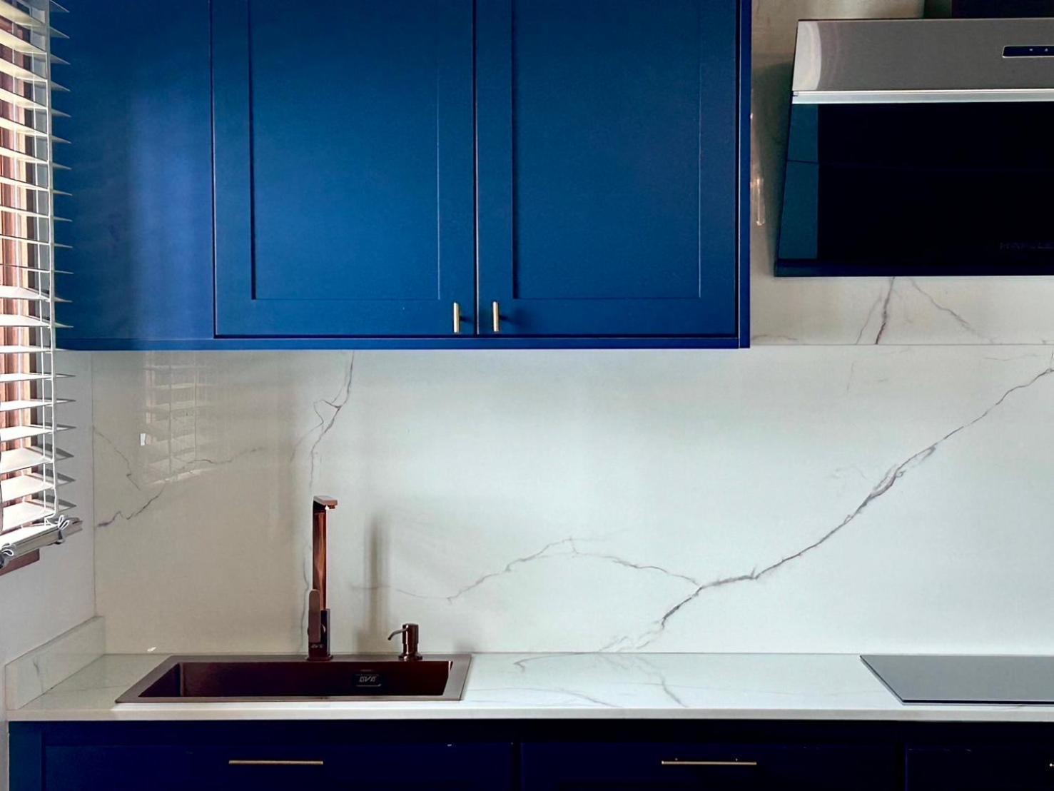 Brown Brick Thonglor - Blue Blueberry