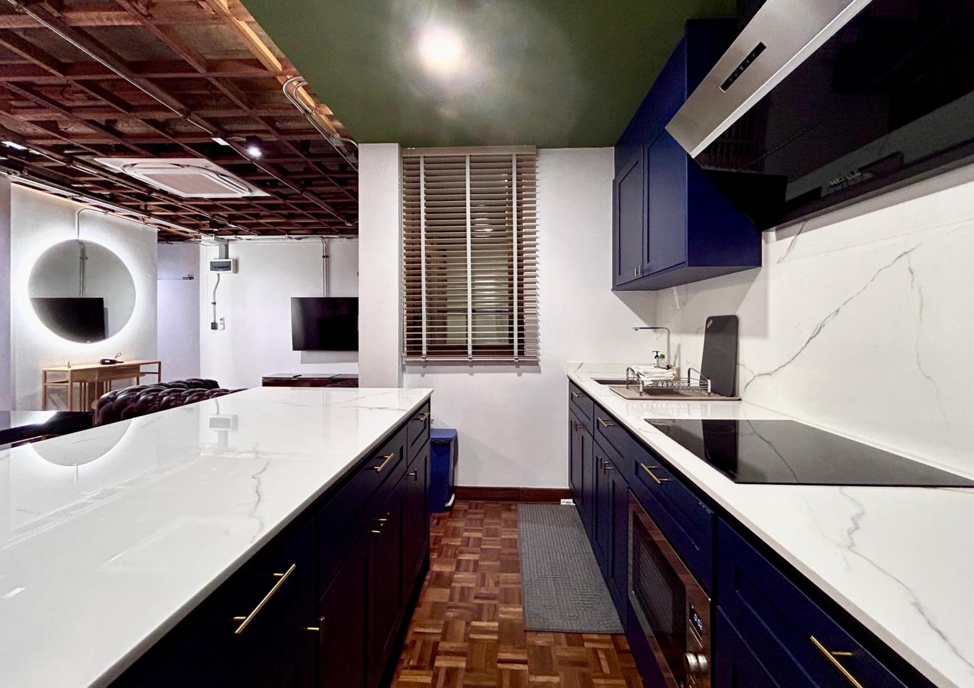 Brown Brick Thonglor - Blue Blueberry * Bangkok