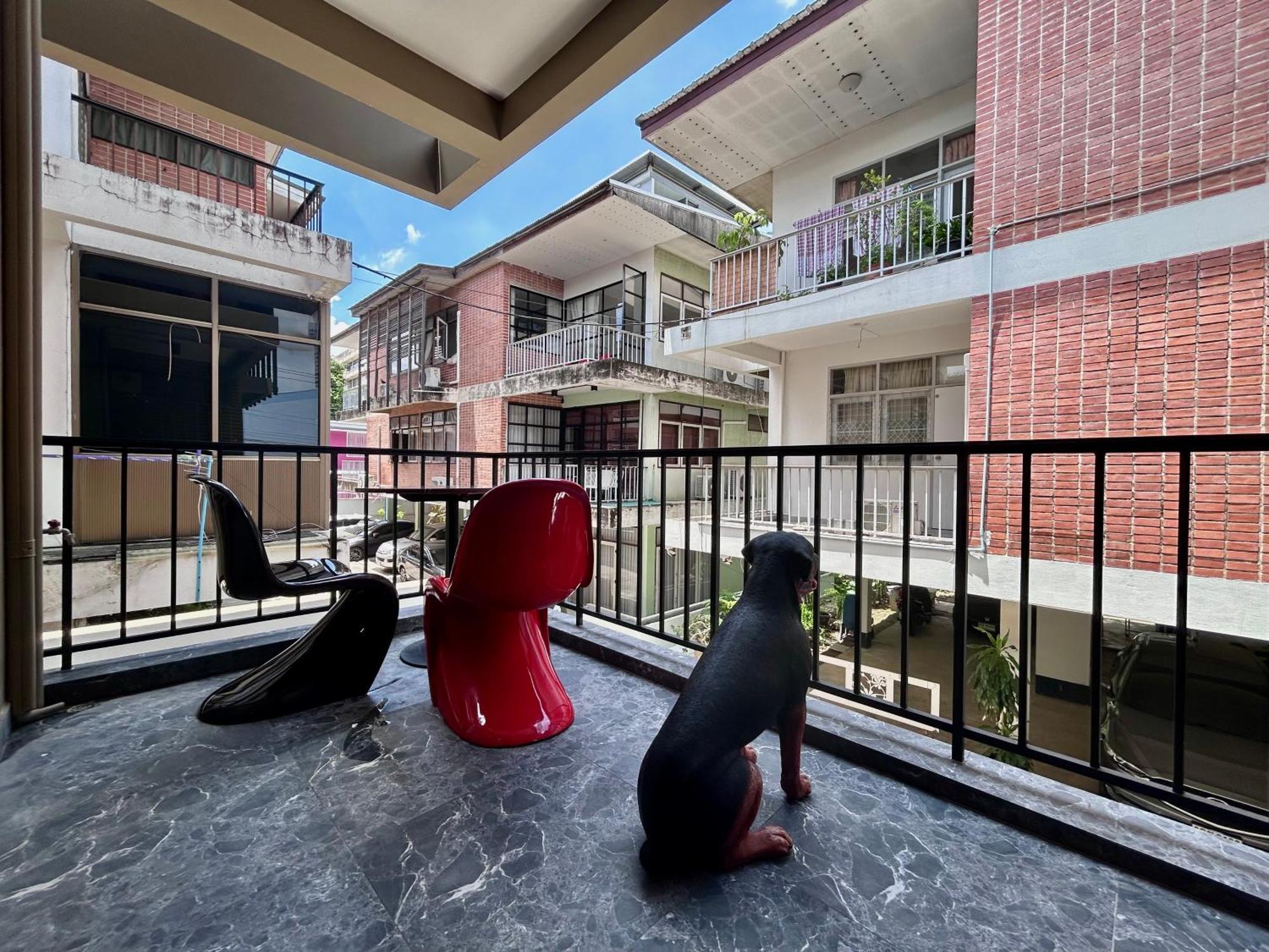 Apartment Brown Brick Thonglor - Blue Blueberry *