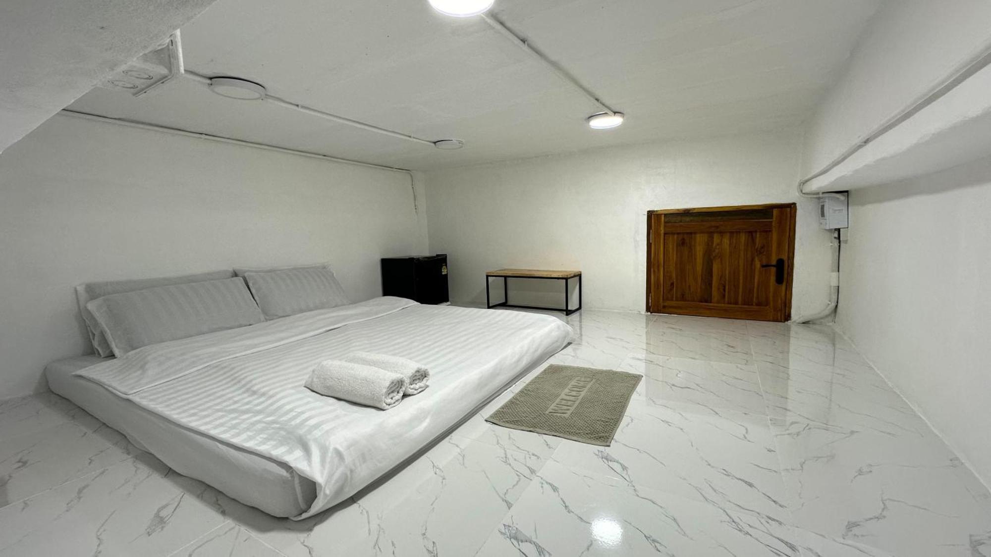 Megun Capsule 150 Cm Apartment Bangkok