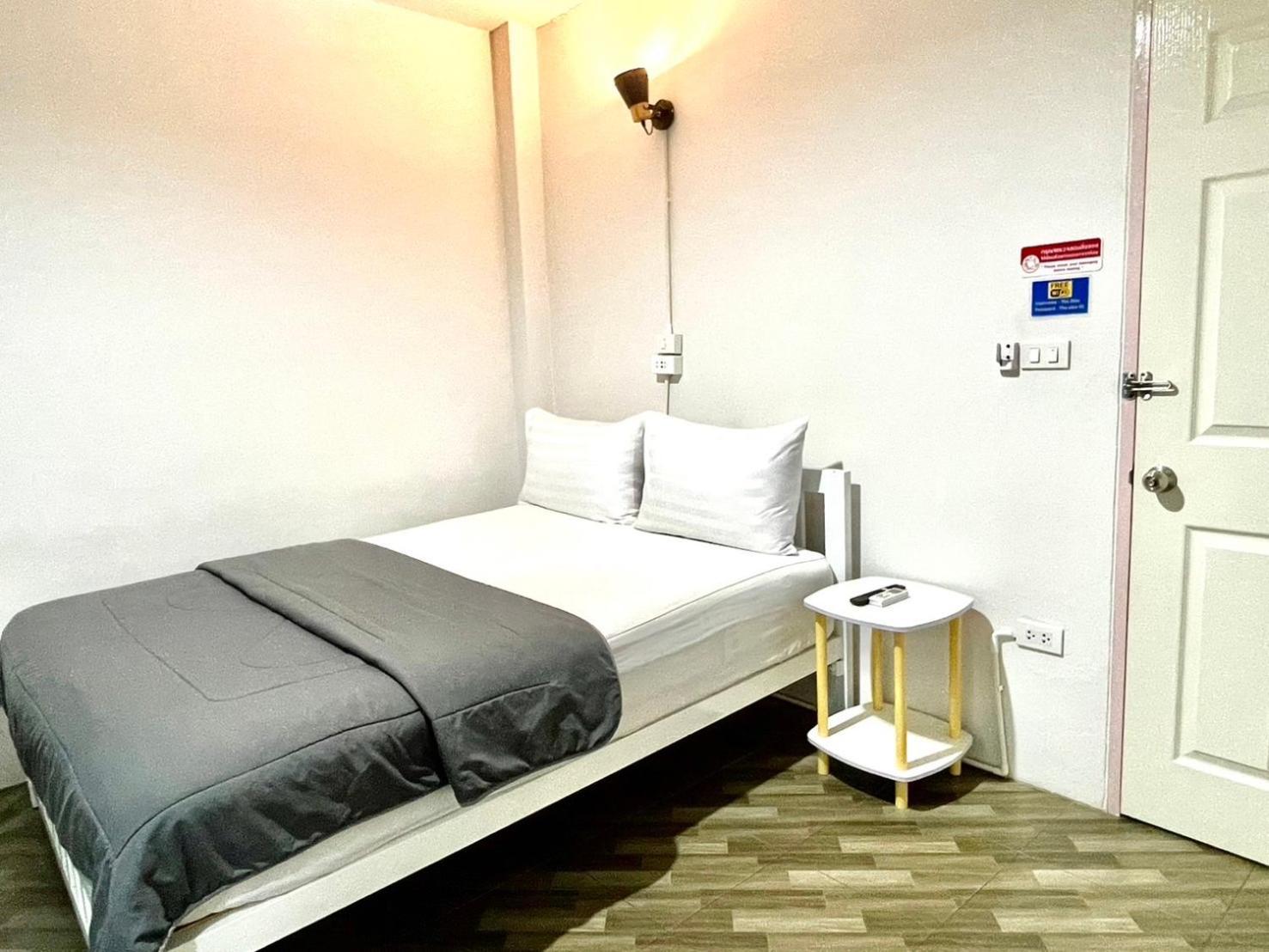 Hostal The Alex *