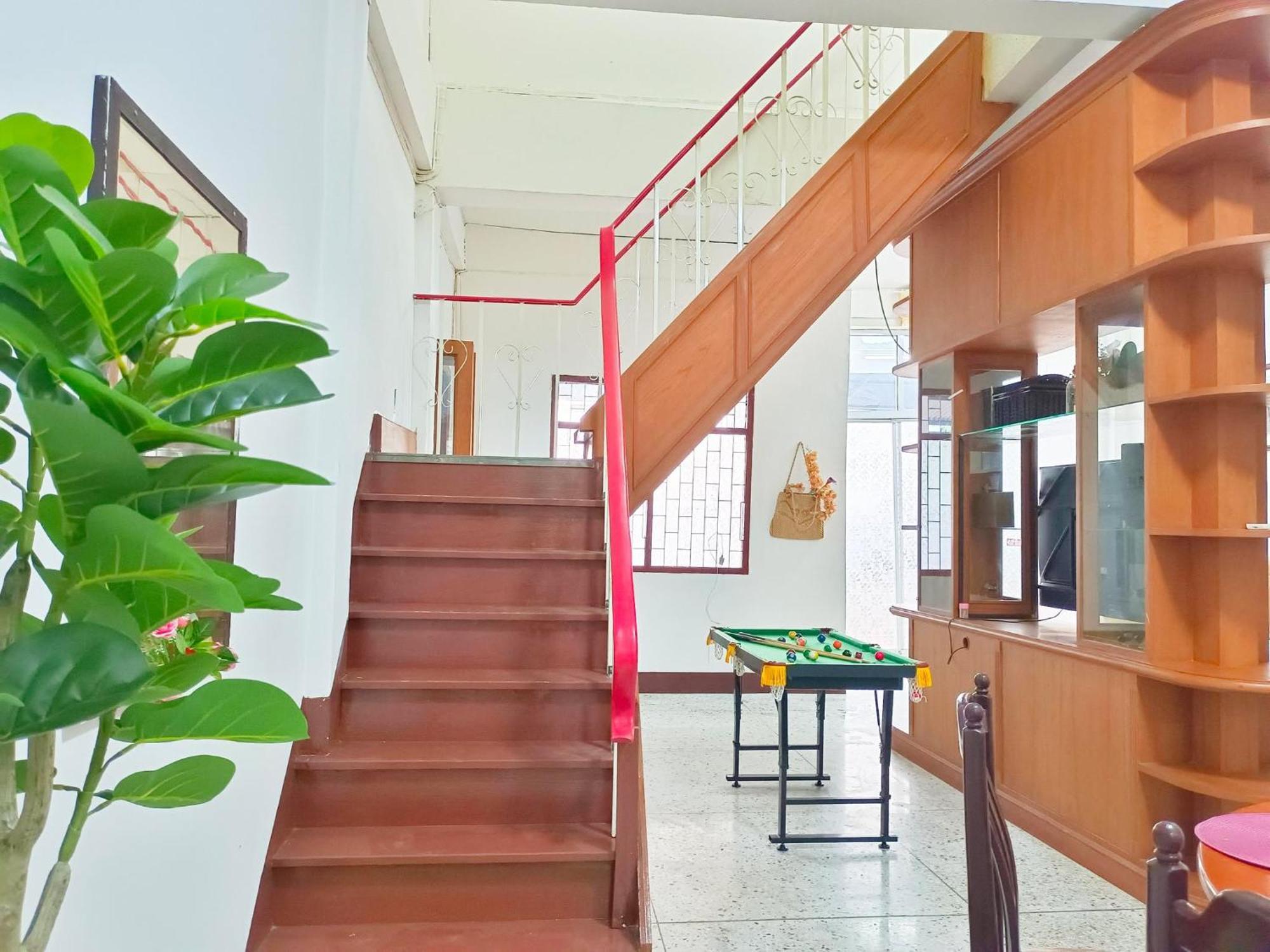 Entire House For 16 People - Walking Distance From Bts Onnut Nhà nghỉ Bangkok