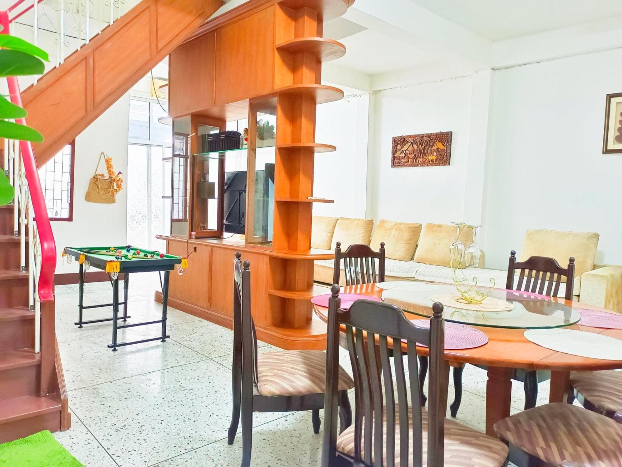 Nhà nghỉ Entire House For 16 People - Walking Distance From Bts Onnut Bangkok