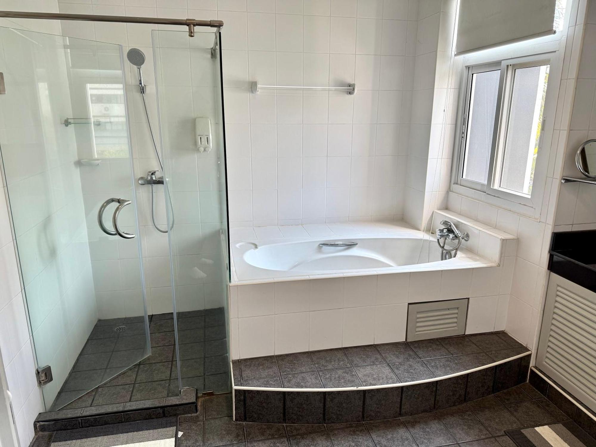 Samsen Spacious 2br Contemporary Thai Style Căn hộ *