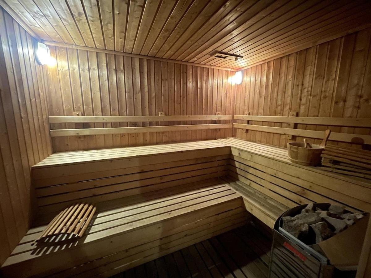 Apartamento With Train Access - Luxurious & Cozy *