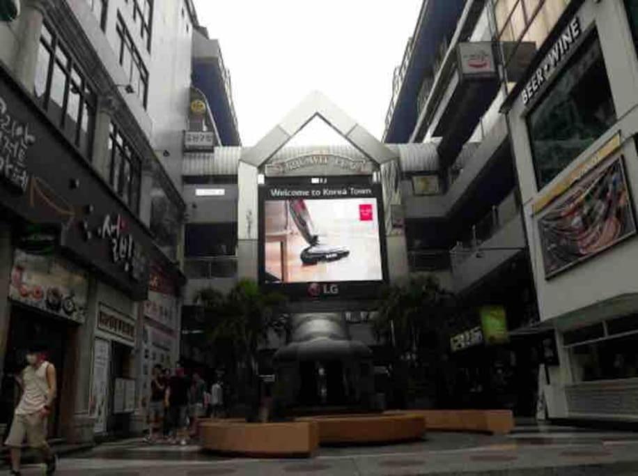 Stylish Bedroom, Bts Asok, Sukhumvit Apartment Bangkok