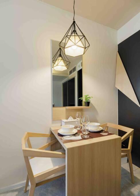 Stylish Bedroom, Bts Asok, Sukhumvit Apartment