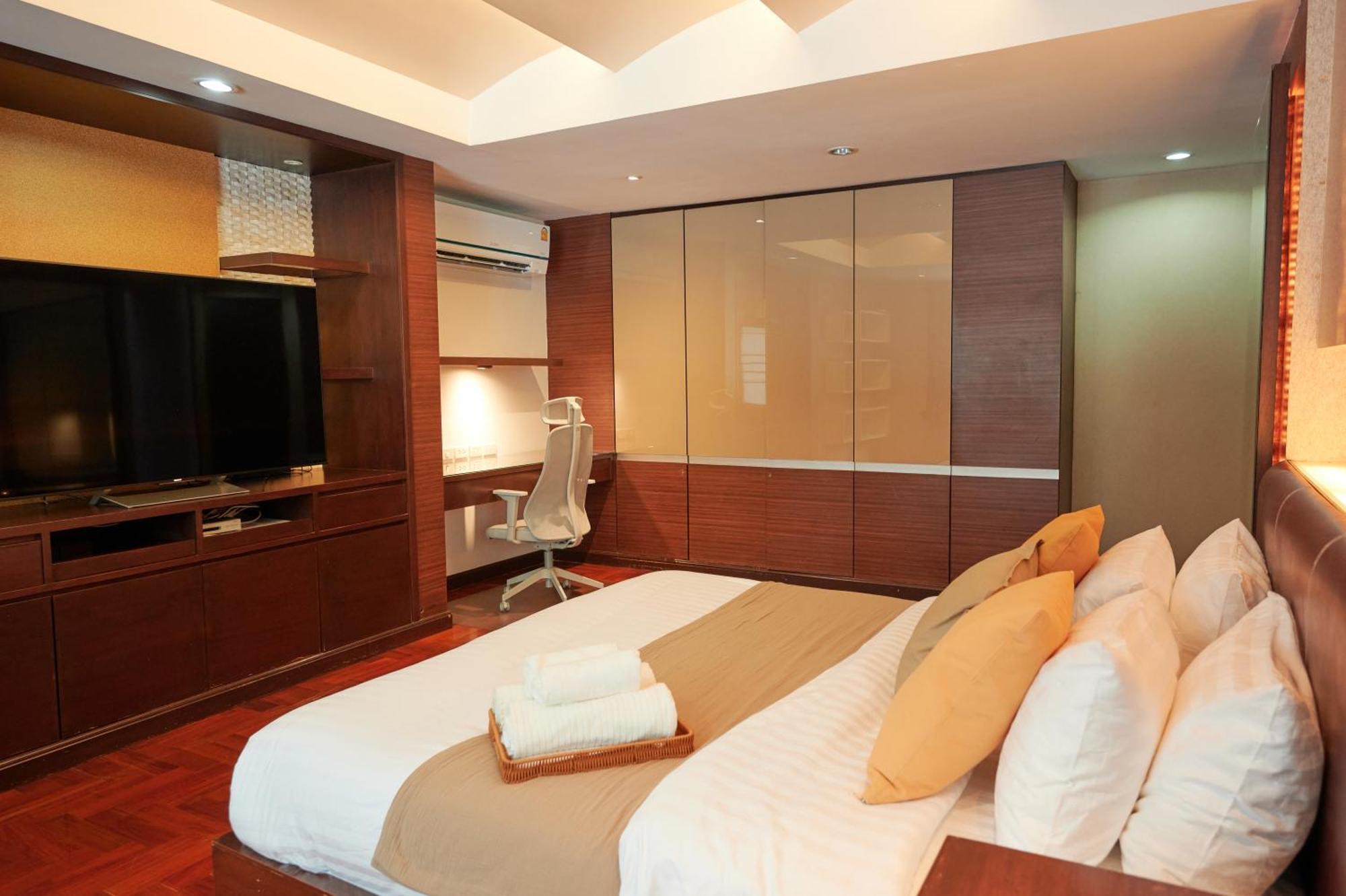 Low-rise House For Groups Near Bts & Emdistrict For Spacious Cozy Holiday home Bangkok