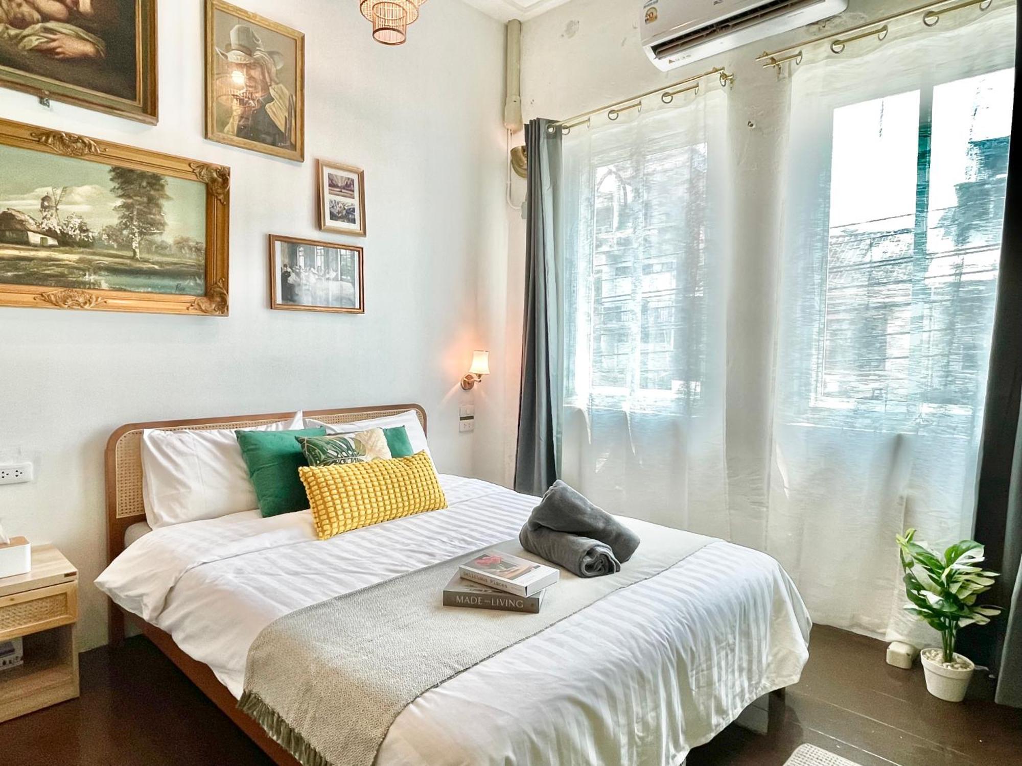 Unwind In The City, Near Grandpalace