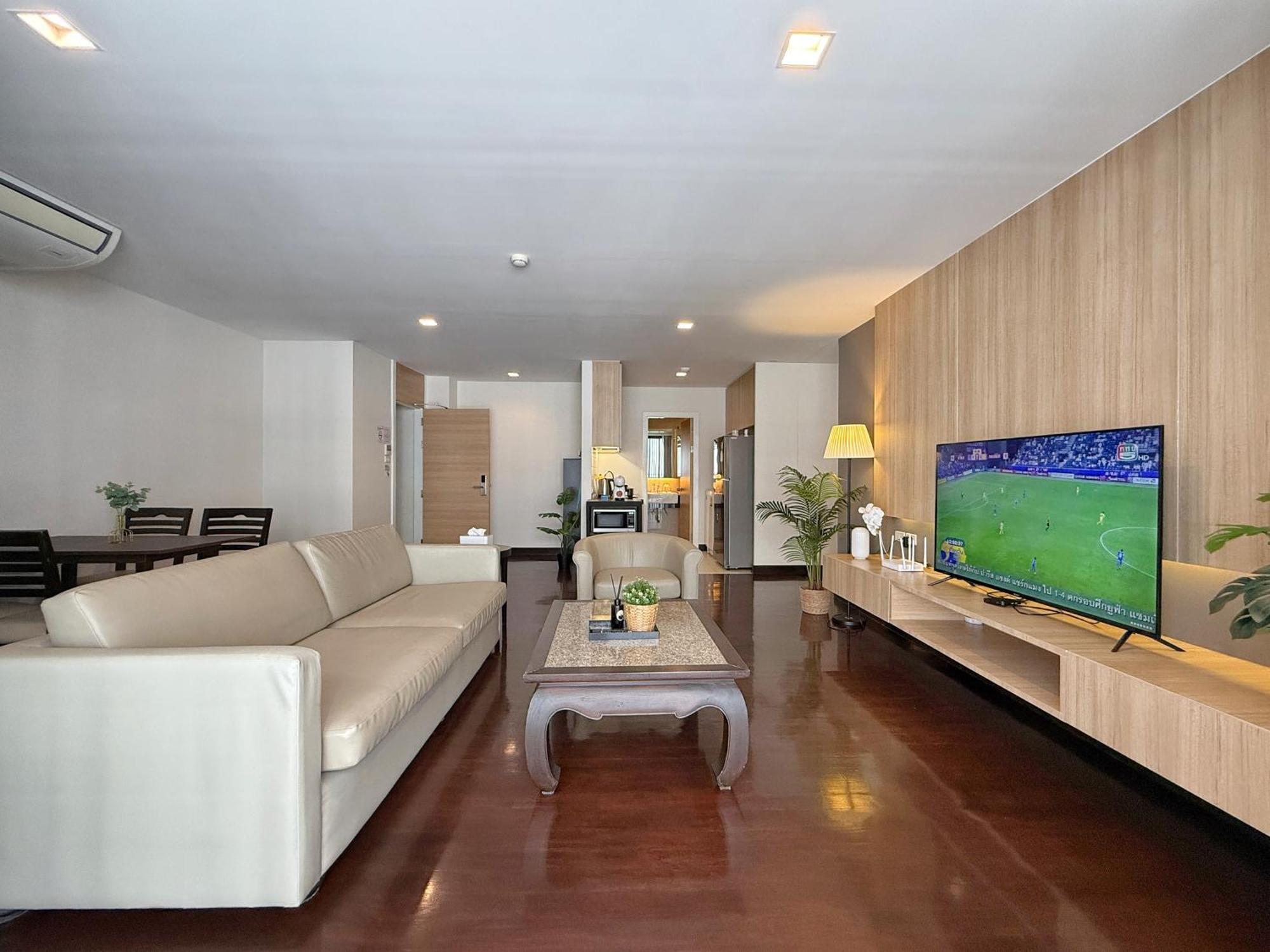 Spacious Sukhumvit Ment Near Emsphere Bts Phrom Phong Apartment