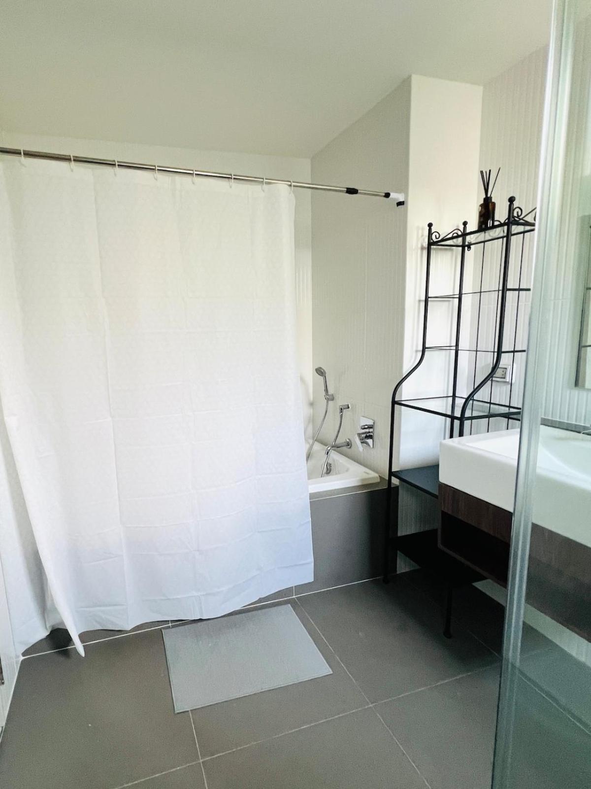 Nhà nghỉ Stylish2bd Pool&gym Near Airport