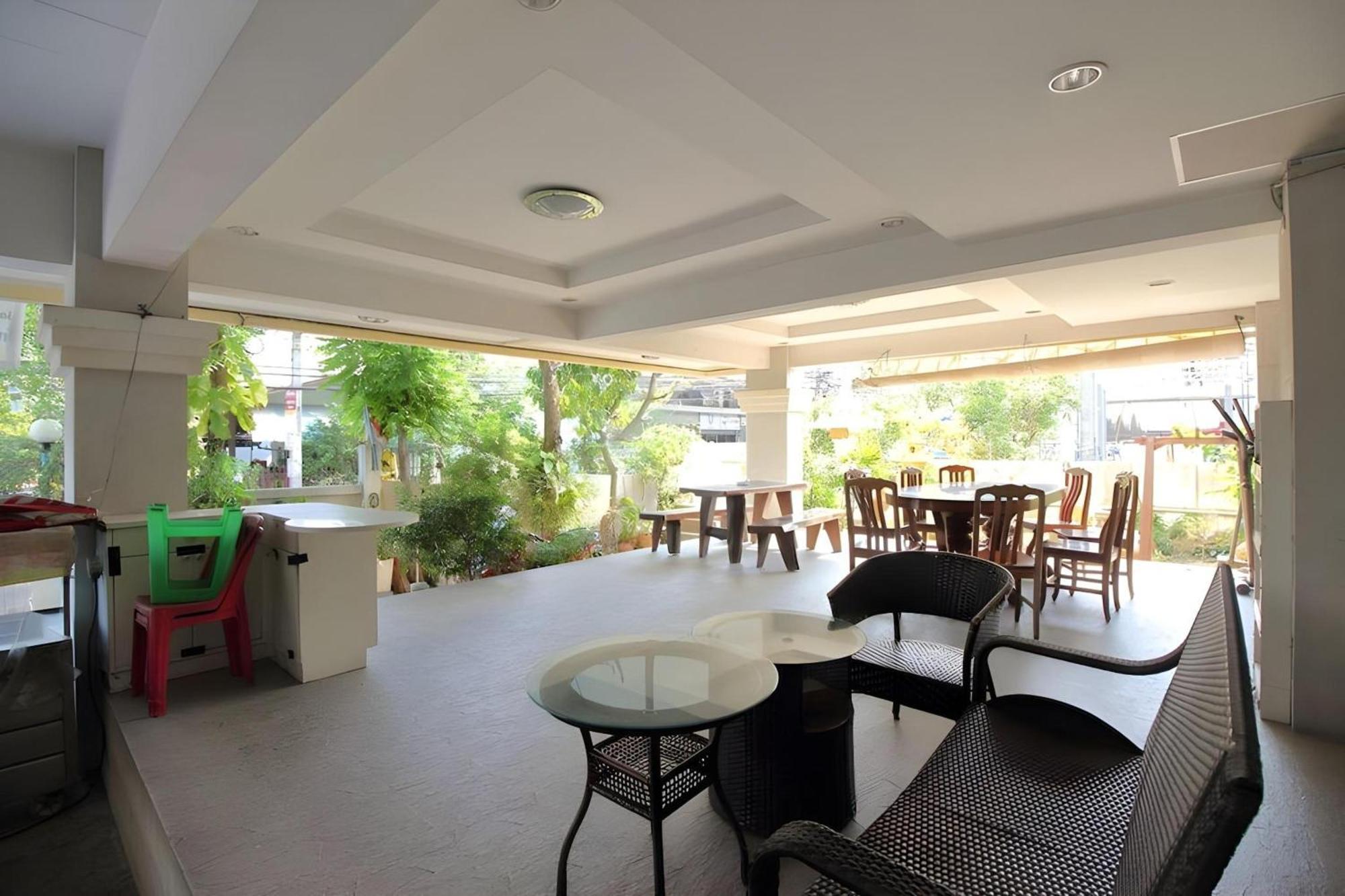 Super Oyo 498 Ladawan Hotell