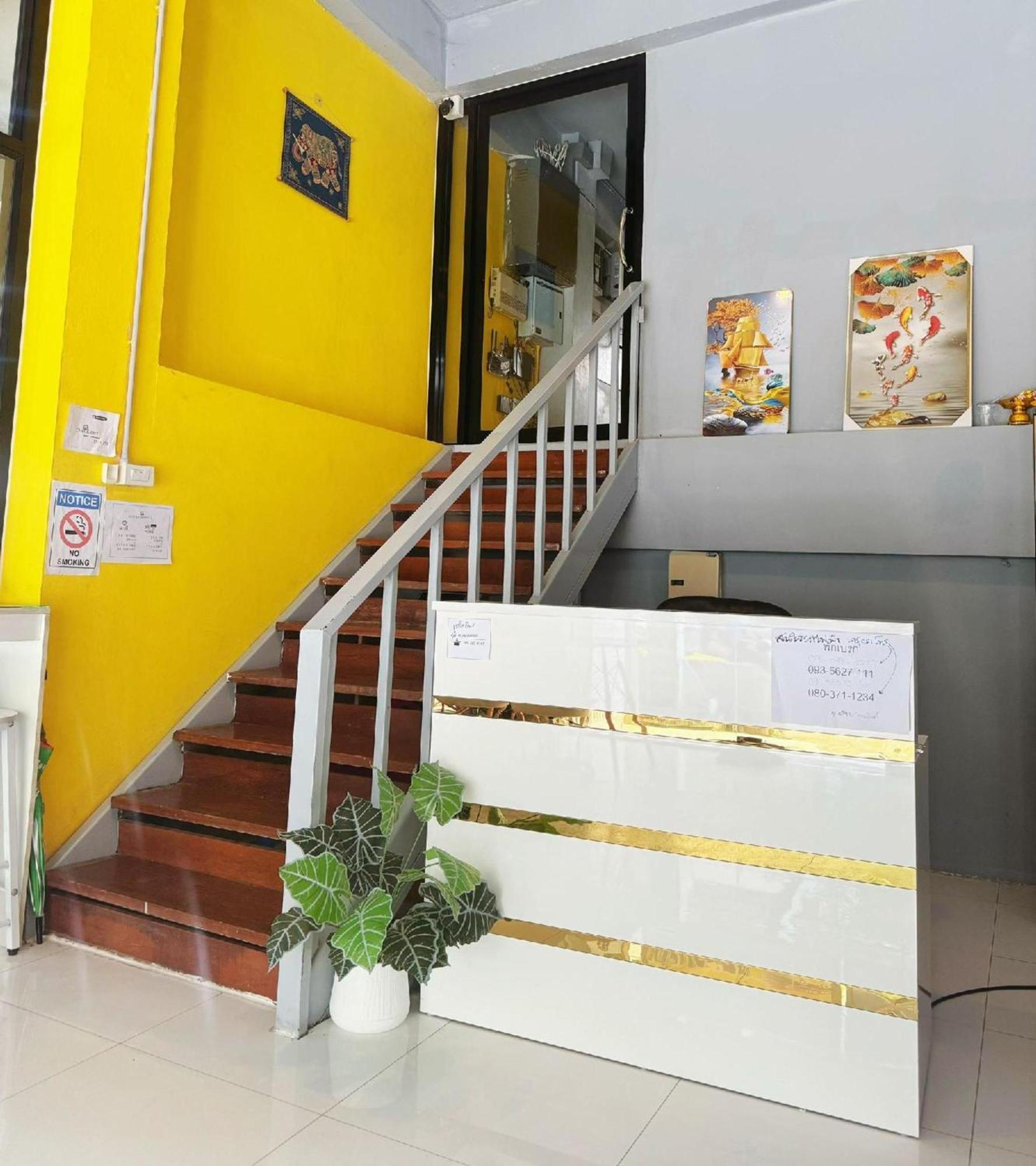 Asrama Oyo 75465 Lucky - Huai Khwang *