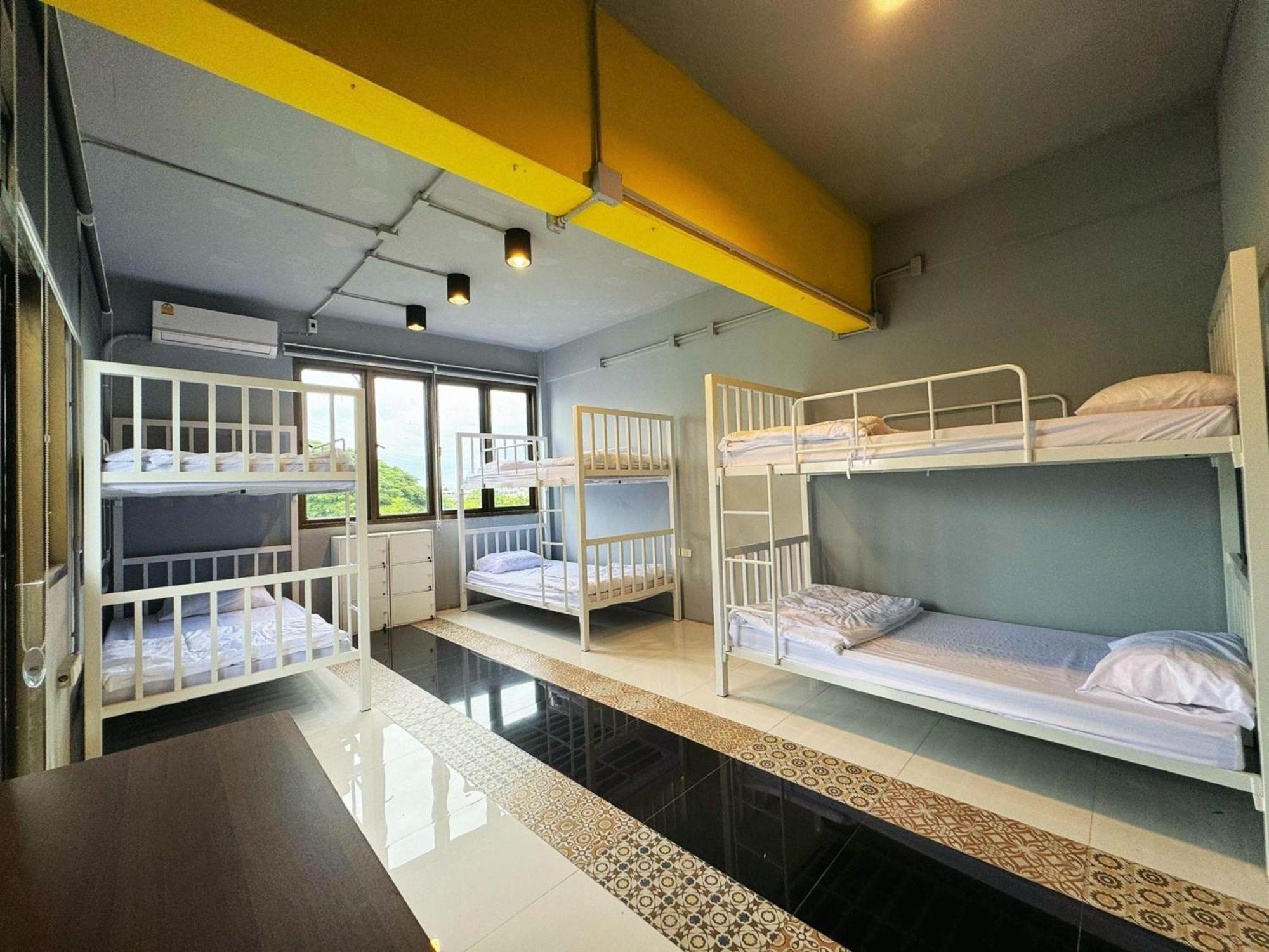 Asrama Oyo 75465 Lucky - Huai Khwang