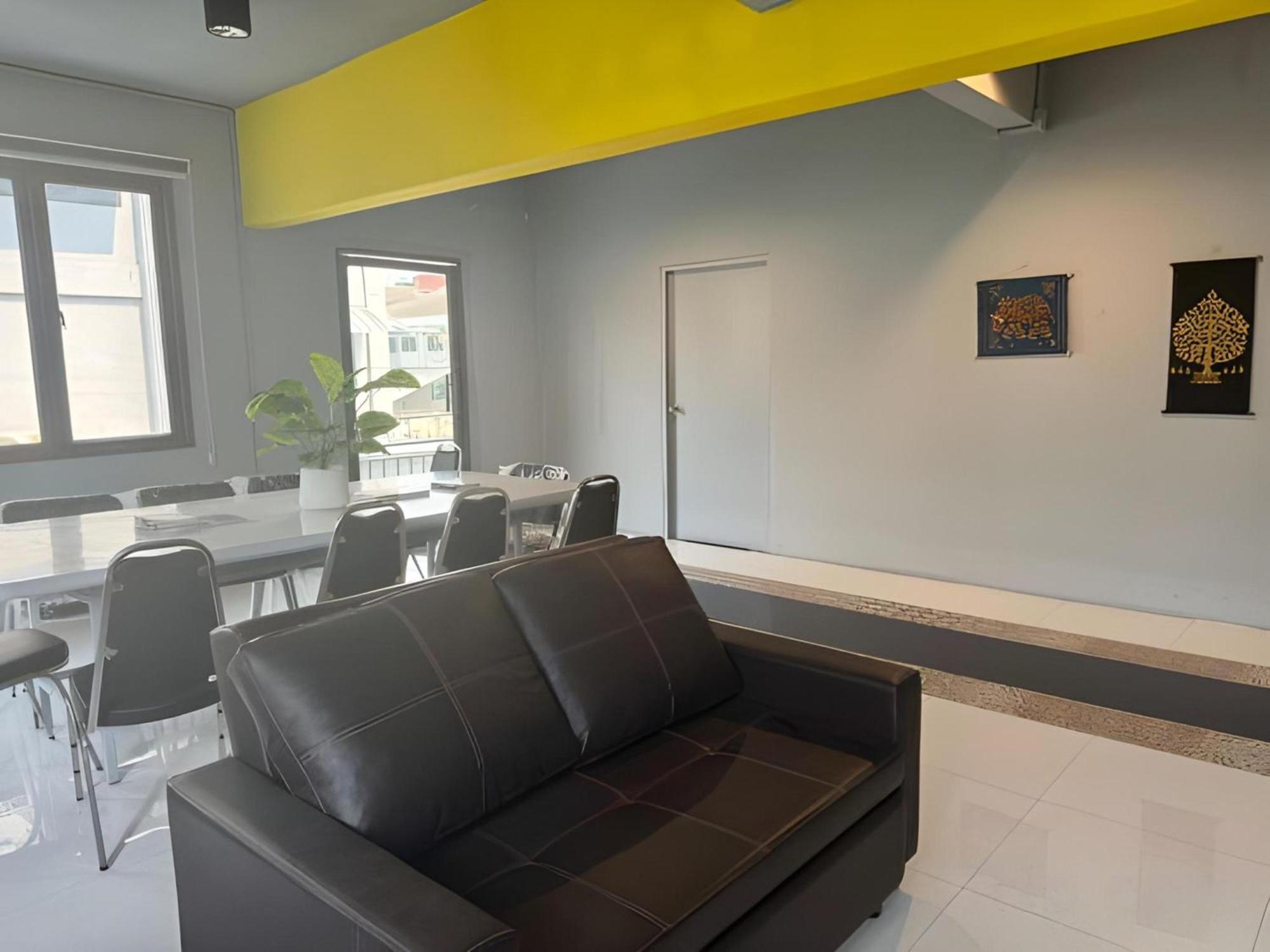 Asrama Oyo 75465 Lucky - Huai Khwang Bangkok
