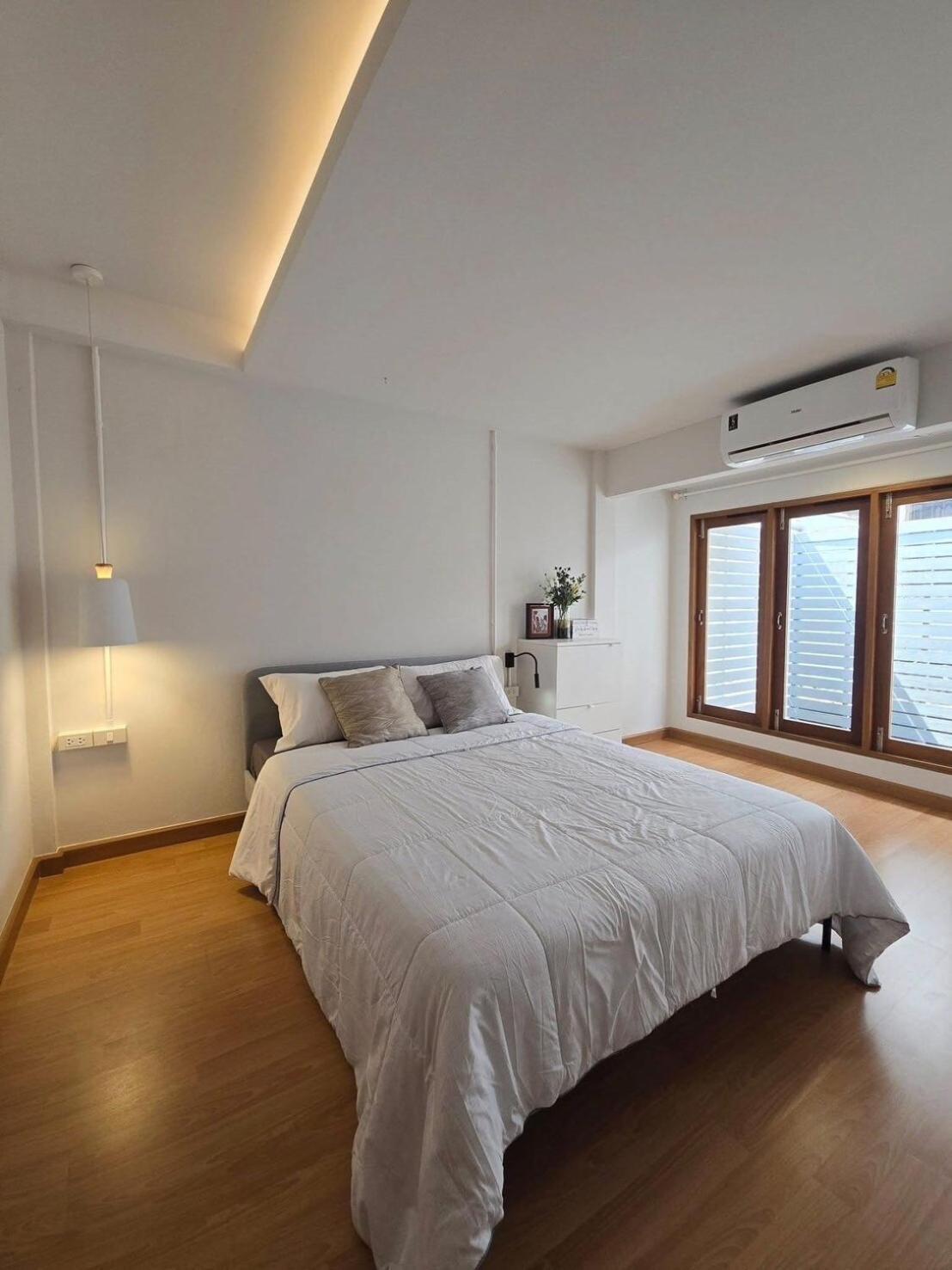 Apartment House In Pridi - Stylish 3br Pet-friendly Bangkok