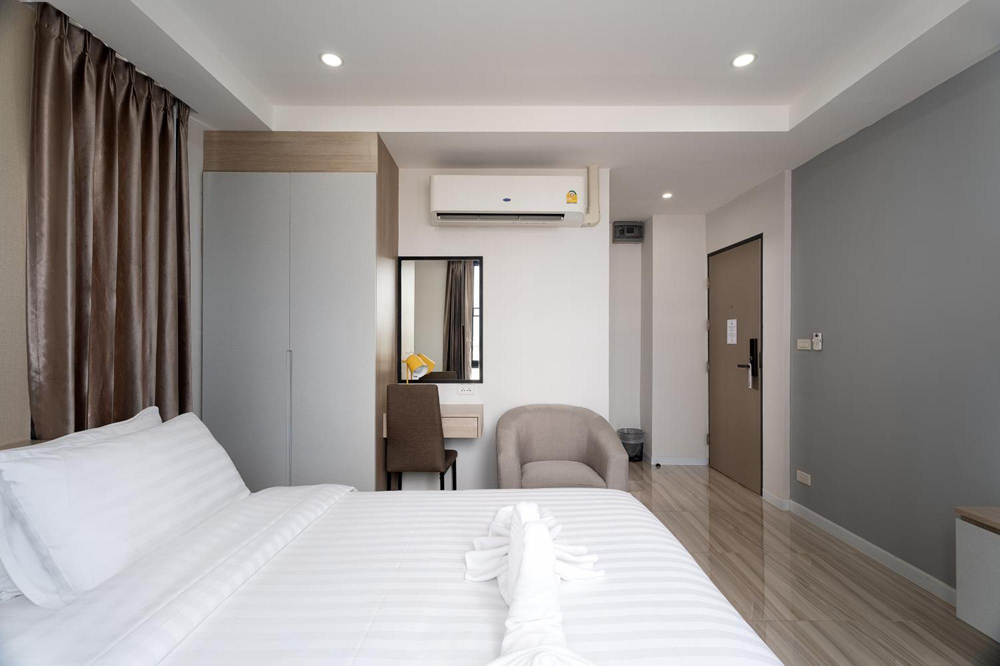 Hotel The Riski At Bangphlat Station Sha Bangkok