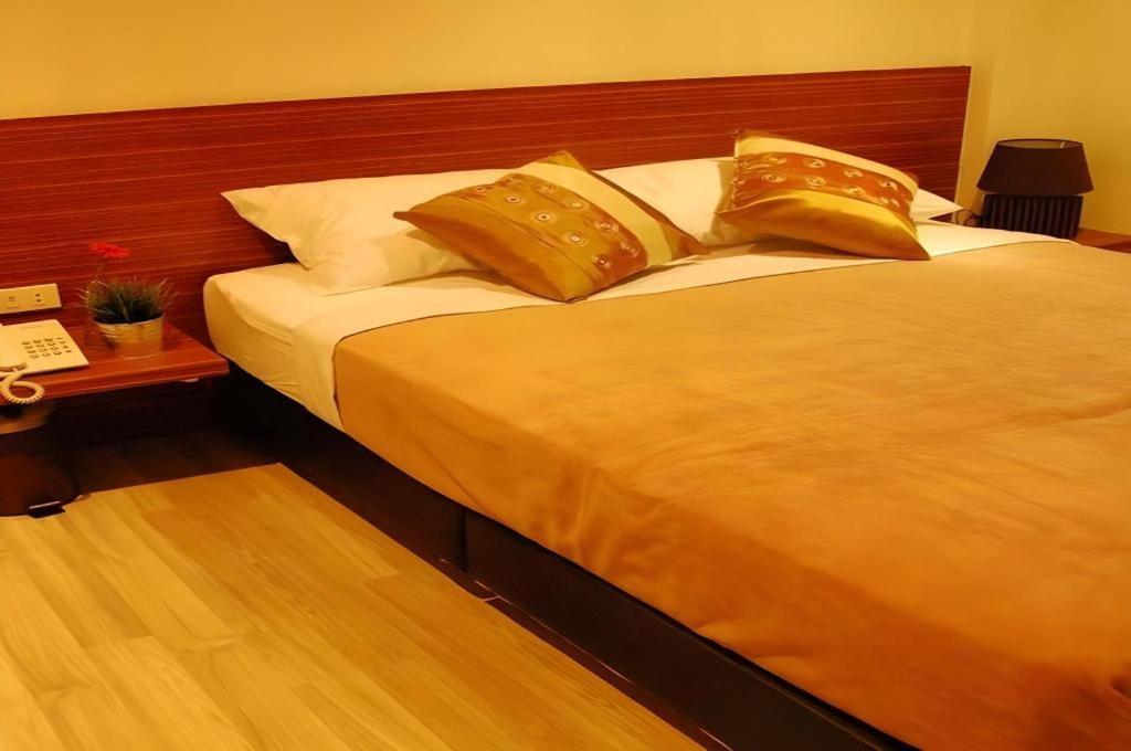 White House Asoke Sukhumvit 18 Hotel