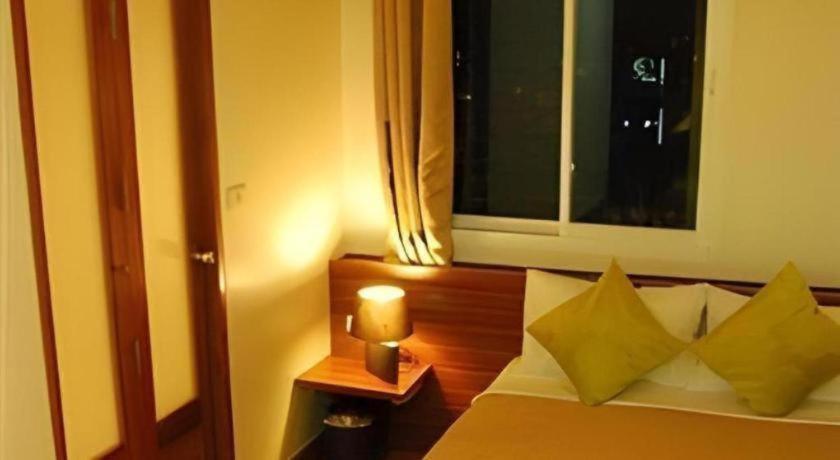 White House Asoke Sukhumvit 18