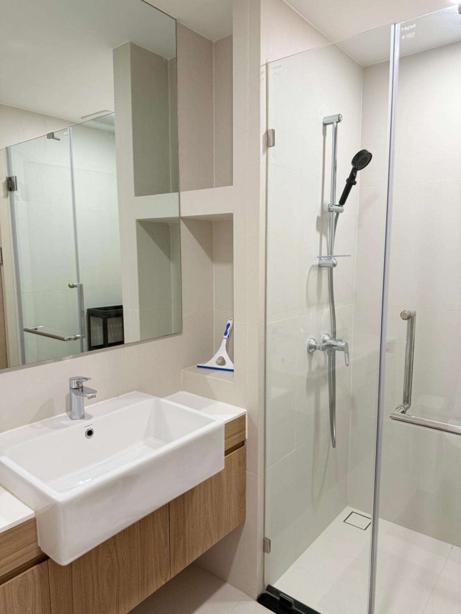 Modern Pool View Bts Ekkamai-1br *