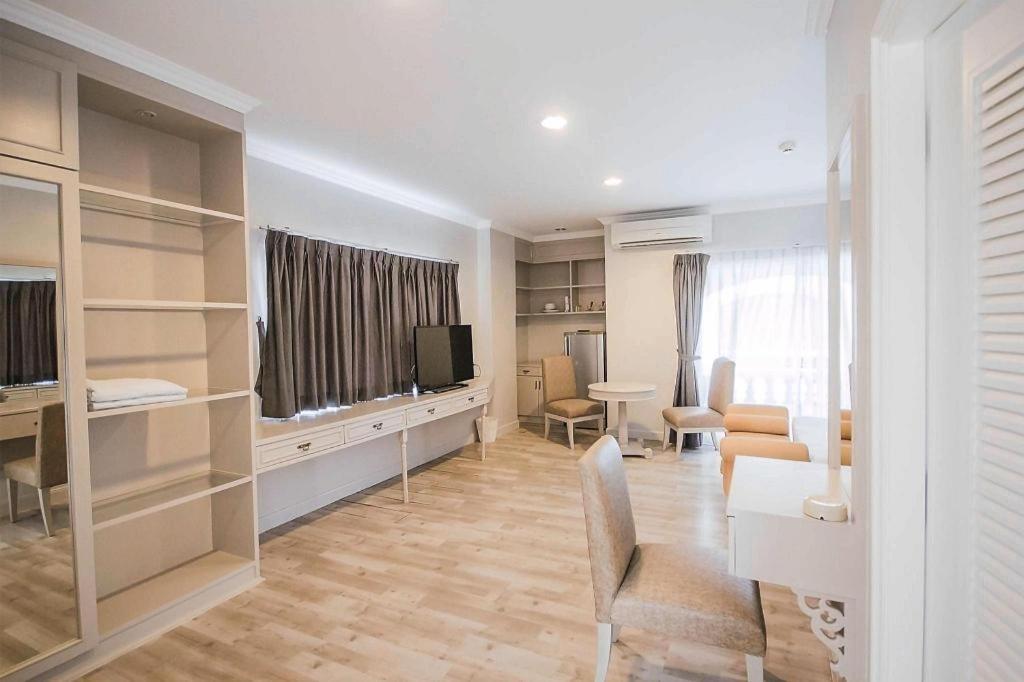 Khách sạn Romance Srinakarin Bangkok