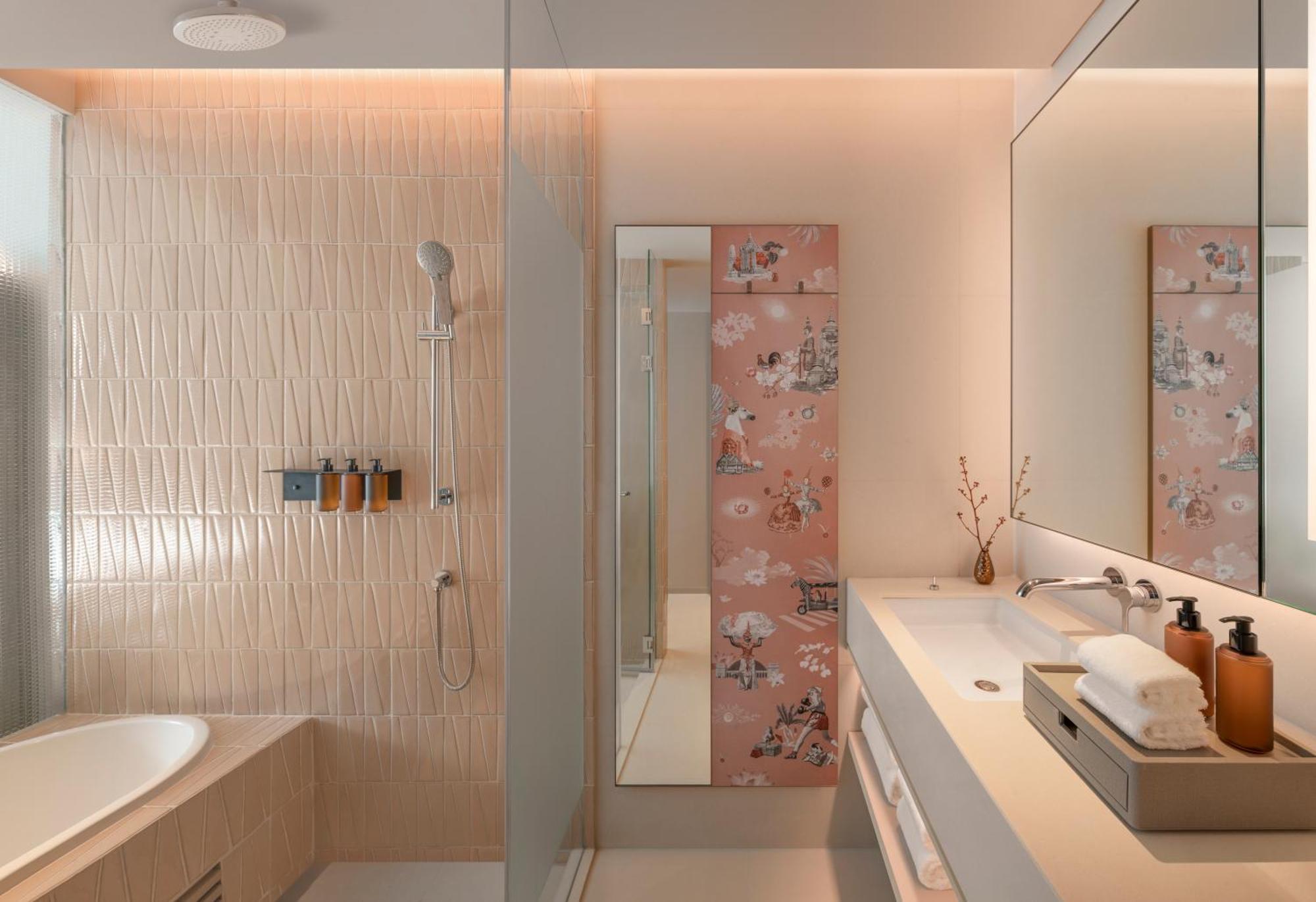 Kromo Bangkok, Curio Collection By Hilton Bangkok