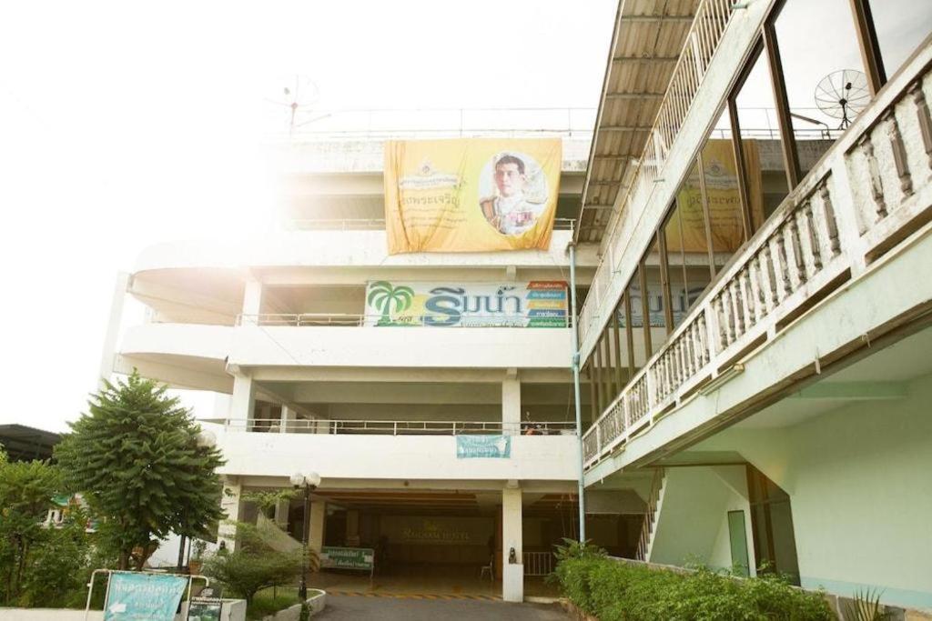 Rimnam Suk Sawat 70 2* Bangkok