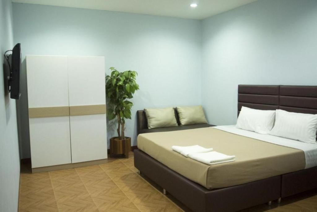 Friends House Resort 3*