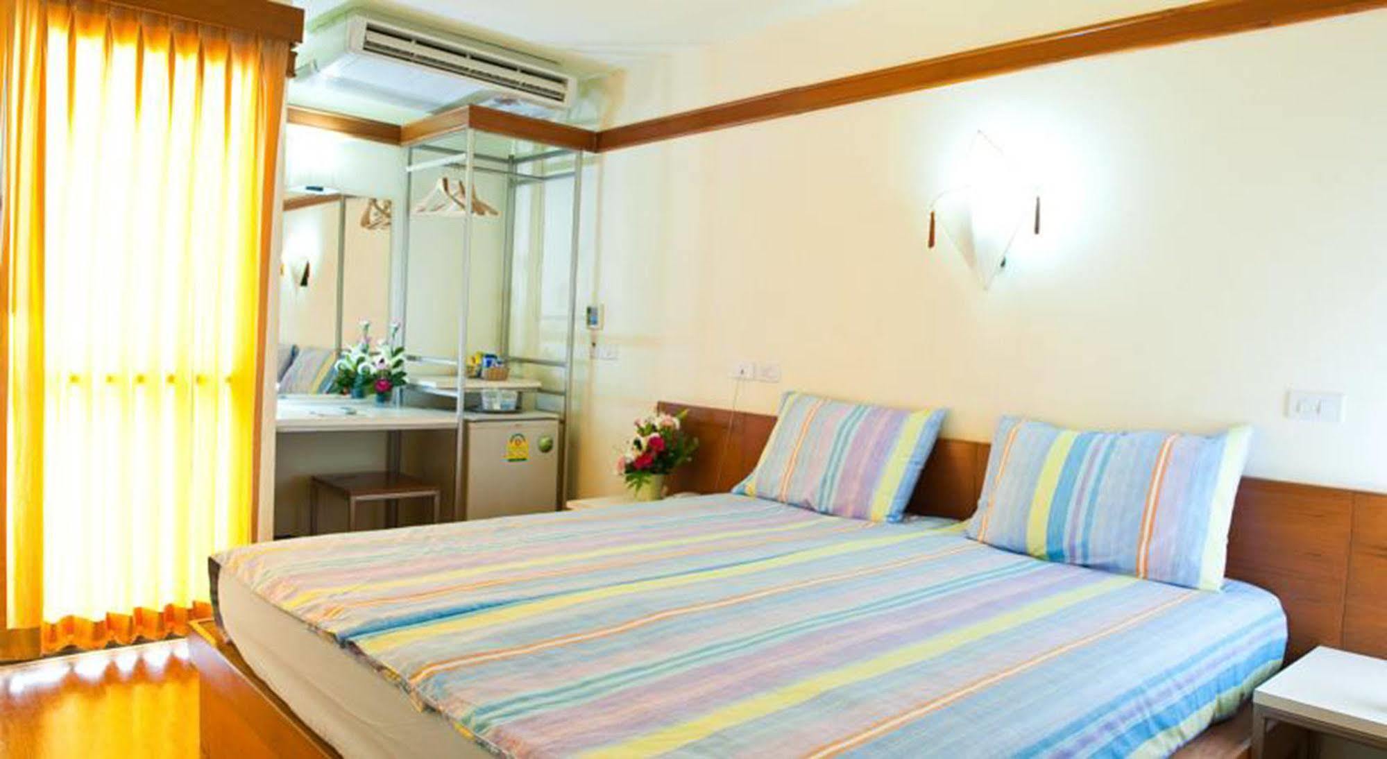 Mad Monkey Hotel 2*