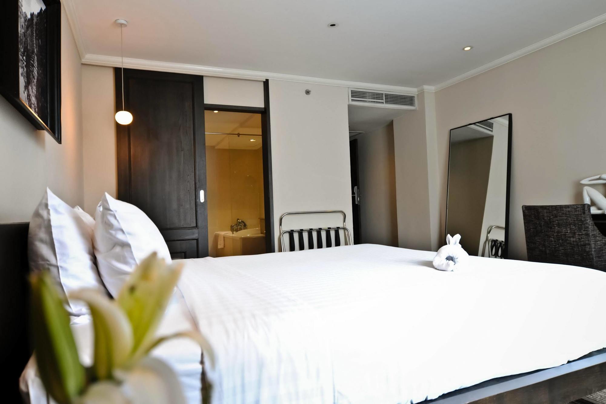 S15 Sukhumvit Hotel- Sha Extra