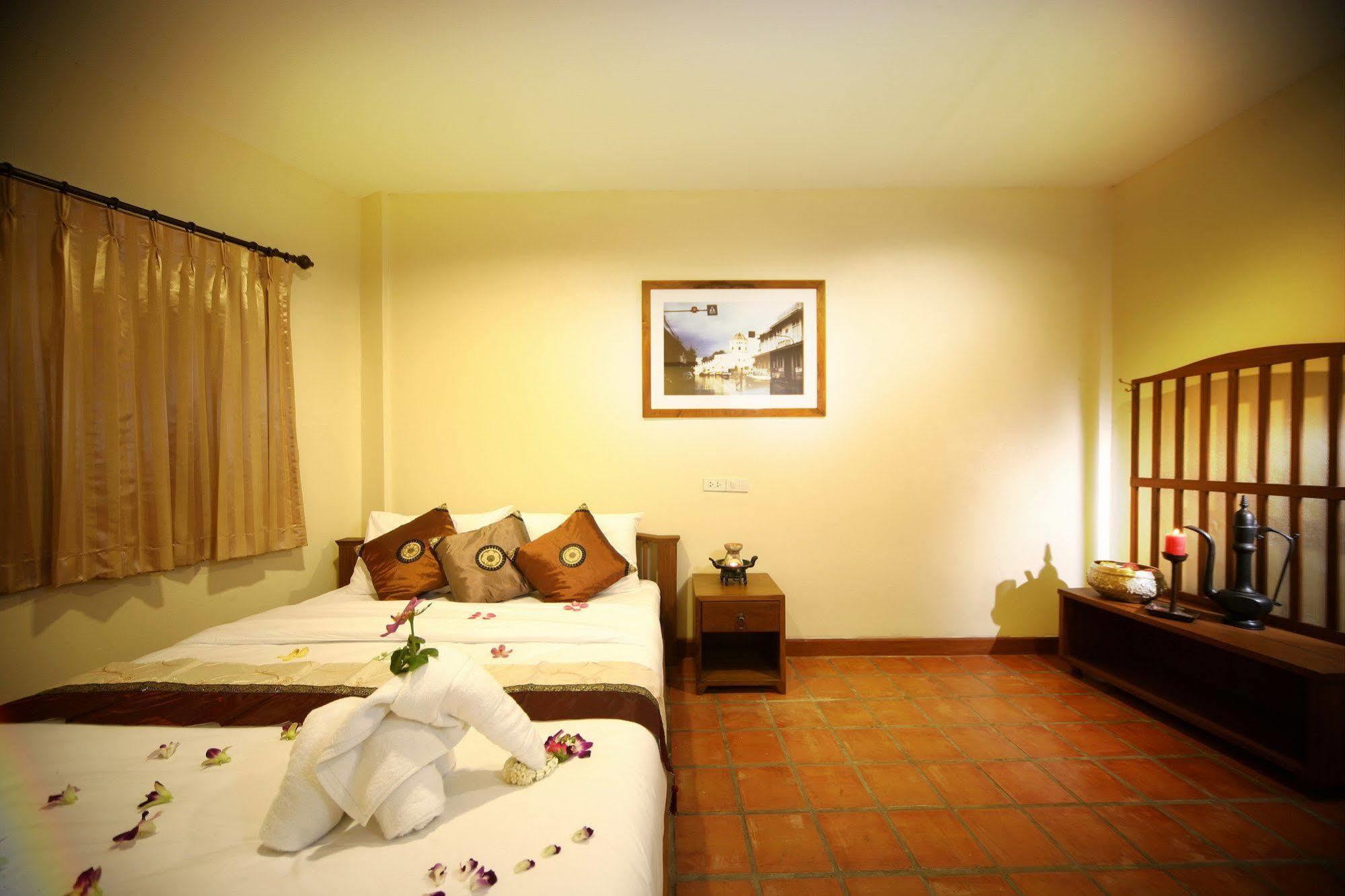 Siamese Views Lodge *