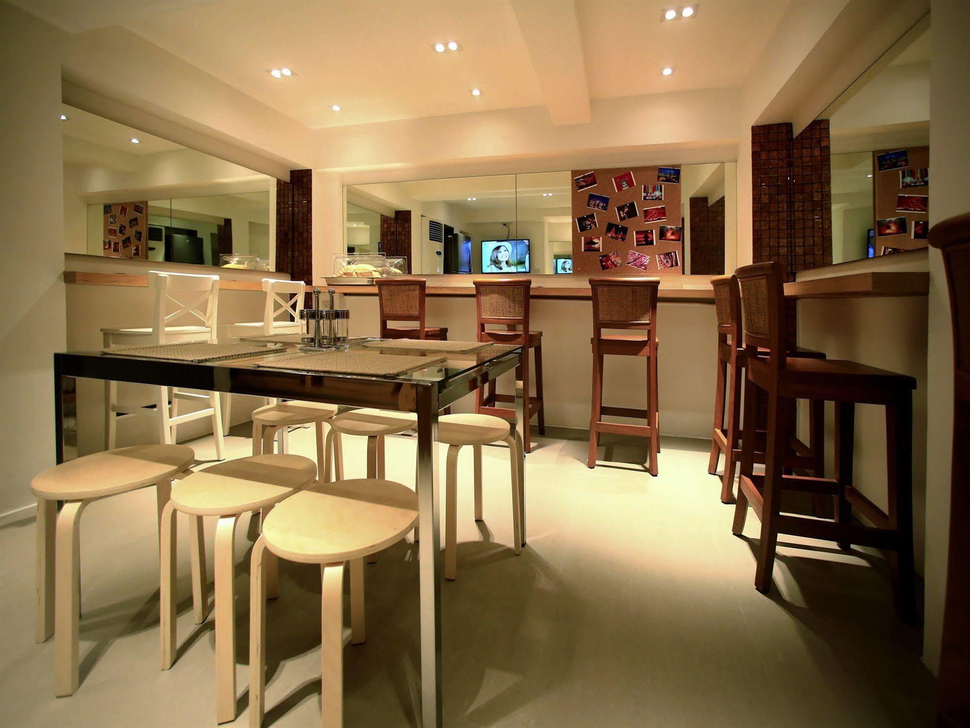 Khách sạn Silom One 3*